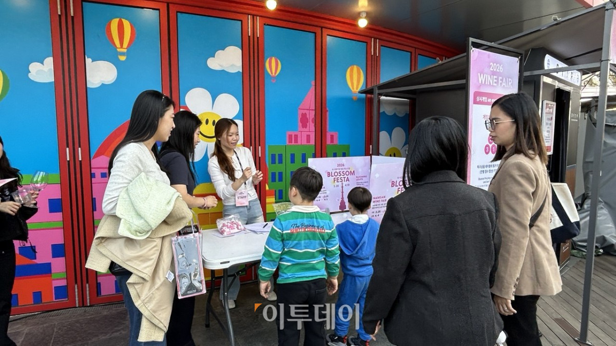 ▲4일 N 서울타워 '2026 남산 와인페어'에서 어린이들이 이벤트에 참여하고 있다. (사진=연희진 기자)