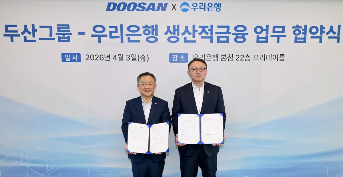 ▲정진완 우리은행장(오른쪽)과 김민철 두산 사장 3일 우리은행 본점에서 업무협약을 체결한 뒤 기념촬영을 하고 있다. (사진제공=우리은행)