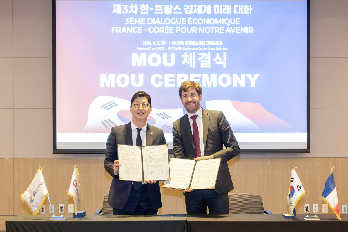 ▲GS칼텍스는 지난 3일 여수공장의 유틸리티 운영 혁신 및 지속가능 경영 강화를 위해 세계 1위 글로벌 환경 솔루션 기업 ‘베올리아(Veolia)’와 포괄적 업무협약(MOU)을 체결했다. (왼쪽부터 GS칼텍스 허세홍 부회장, 베올리아 크리스토프 마케 글로벌 사업총괄 선임부사장) (사진제공=GS칼텍스)