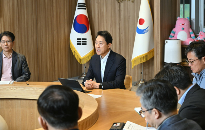 ▲오세훈 서울시장이 5일 집무실에서 중동상황 관련 비상경제대책회의를 주재하고 있다. (사진제공=서울시)