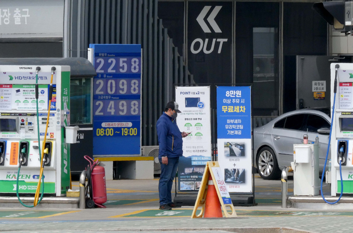 ▲중동 전쟁 여파가 계속되는 가운데, 국내 기름값이 꾸준히 상승세를 이어가 전국 평균 휘발유 가격이 조만간 2000원을 넘을 것이란 관측이 나오고 있다. 한국석유공사 유가정보시스템 오피넷에 따르면 5일 오전 9시 기준 전국 평균 휘발유 가격은 리터당 1946.42원이다. 전날보다 3.98원 상승했다. 경유는 3.71원 오른 1937.19원으로 집계됐다. 서울 기름값은 오름폭이 더 컸다. 서울 평균 휘발유 가격은 리터당 1983.57원으로 전날보다 5.39원 올랐고 경유는 5.21원 상승한 1959.82원을 기록했다. 전국 휘발유 평균가격이 가장 높은 곳은 제주로 2004원을 기록, 전국에서 유일하게 2000원을 넘었다. 이날 서울의 한 주유소에 유가정보가 게시돼 있다. 신태현 기자 holjjak@