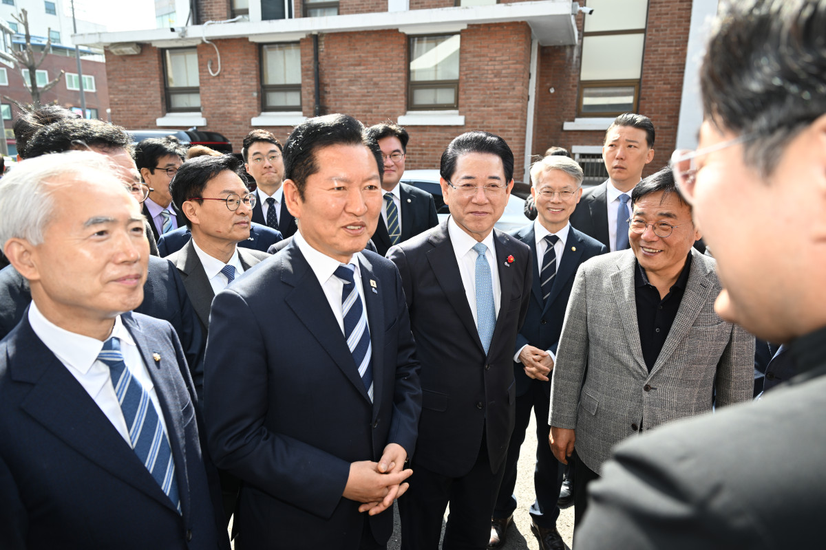 ▲정청래 더불어민주당 대표가 5일 오전 광주 동구 남동5·18기념성당을 찾아 미사 참례 전 성당 관계자와 인사를 나누고 있다. (사진=뉴시스)