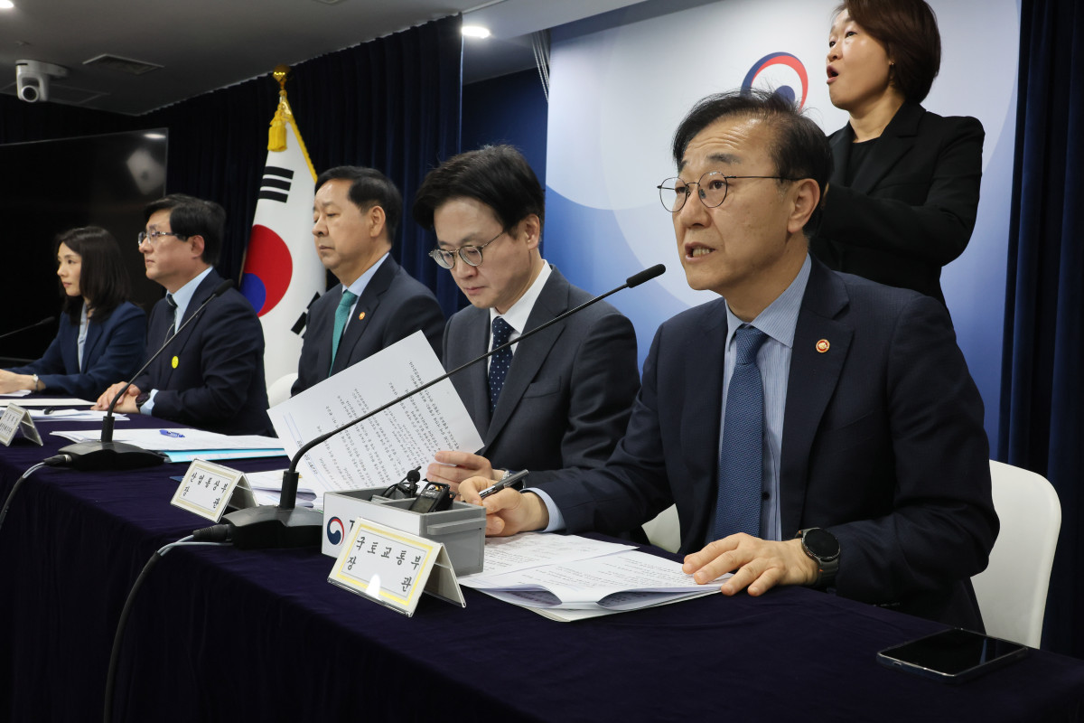 ▲김윤덕 국토교통부 장관(오른쪽)이 3월 26일 서울 종로구 정부서울청사에서 열린 비상경제 점검회의 관련 관계부처 합동브리핑에서 발언하고 있다. (사진제공=연합뉴스)