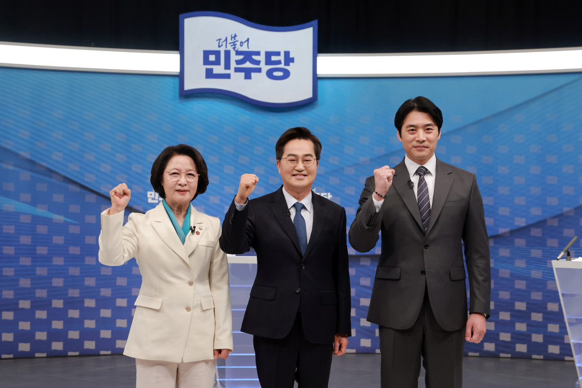 ▲더불어민주당 추미애(왼쪽부터)·김동연·한준호 경기도지사 경선후보가 1일 서울 양천구 SBS 목동 스튜디오에서 열린 더불어민주당 경기도지사 후보자 2차 TV 합동토론회에 참석해 기념 촬영하고 있다. (사진=뉴시스)