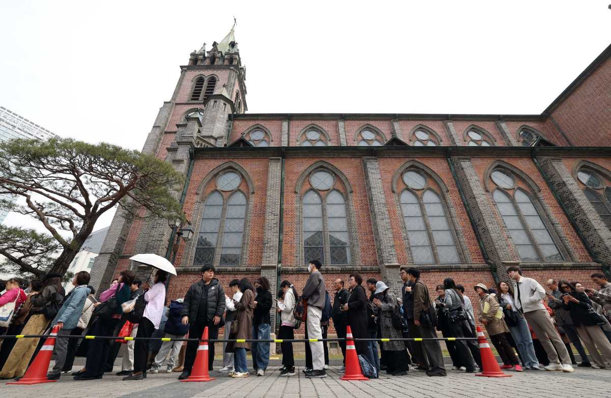 ▲5일 주교좌 명동대성당에서 열린 '주님 부활절 대축일 미사'에 참석하기 위한 신자들이 길게 줄을 서고 있다. 사진공동취재단