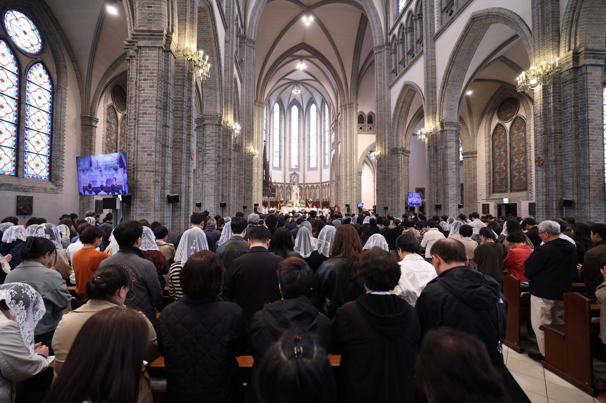 ▲5일 주교좌 명동대성당에서 열린 '주님 부활절 대축일 미사'에 참석한 신자들이 미사를 드리고 있다. 사진공동취재단