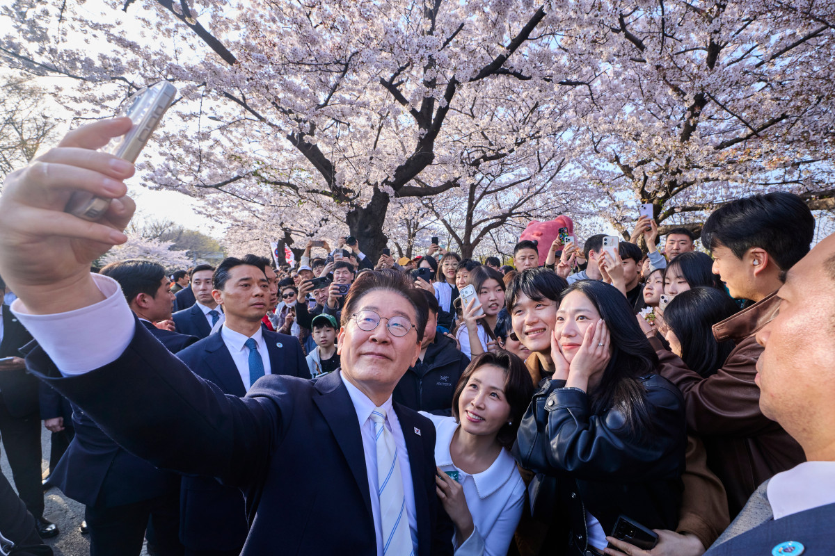 ▲이재명 대통령과 김혜경 여사가 5일 봄꽃 축제가 열리고 있는 서울 여의도 윤중로에서 시민들과 벚꽃을 배경으로 기념 촬영을 하고 있다. (사진=청와대)