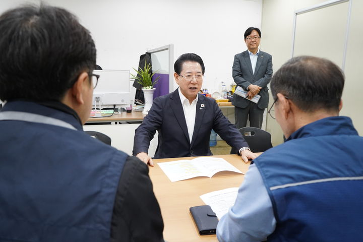 ▲김영록 전남광주특별시장 예비후보가 전국공무원노조 광주지역본부 광주시지부와 전남도청공무원노동조합 관계자와 대화를 나누고 있다. (김영록 예비후보측)