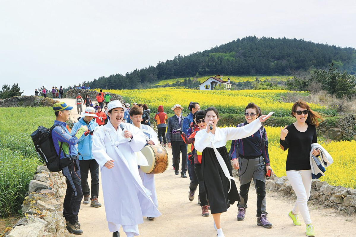 ▲전남 완도군 청산도에서 열린 '슬로걷기 축제'를 찾은 관광객들이 영화 '서편제' 재연 체험을 하고 있다. (사진제공=완도군)