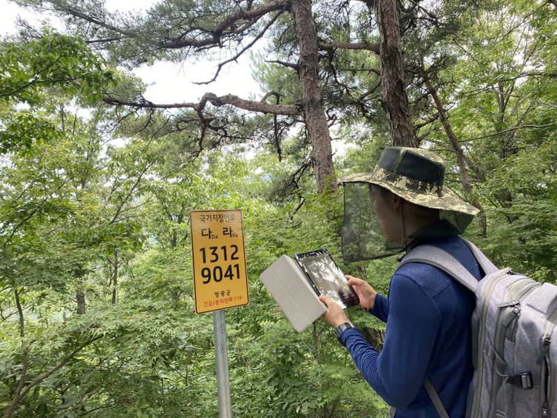 ▲전남도는 봄철 등산객 안전사고나 산불 발생 시 신속한 대처를 위해 산행 전 등산로 입구·주요지점 도로명주소 기초번호판과 국가지점번호판을 미리 확인하고 긴급상황 시 이를 활용해 신고할 것을 당부했다. (사진제공=전남도)