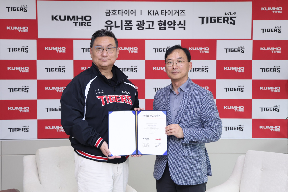 ▲윤민석(오른쪽) 금호타이어 G.마케팅담당 상무와 심재학 KIA 타이거즈 단장이 후원 조인식을 실시하며 사진 촬영을 하고 있다. (사진=금호타이어)