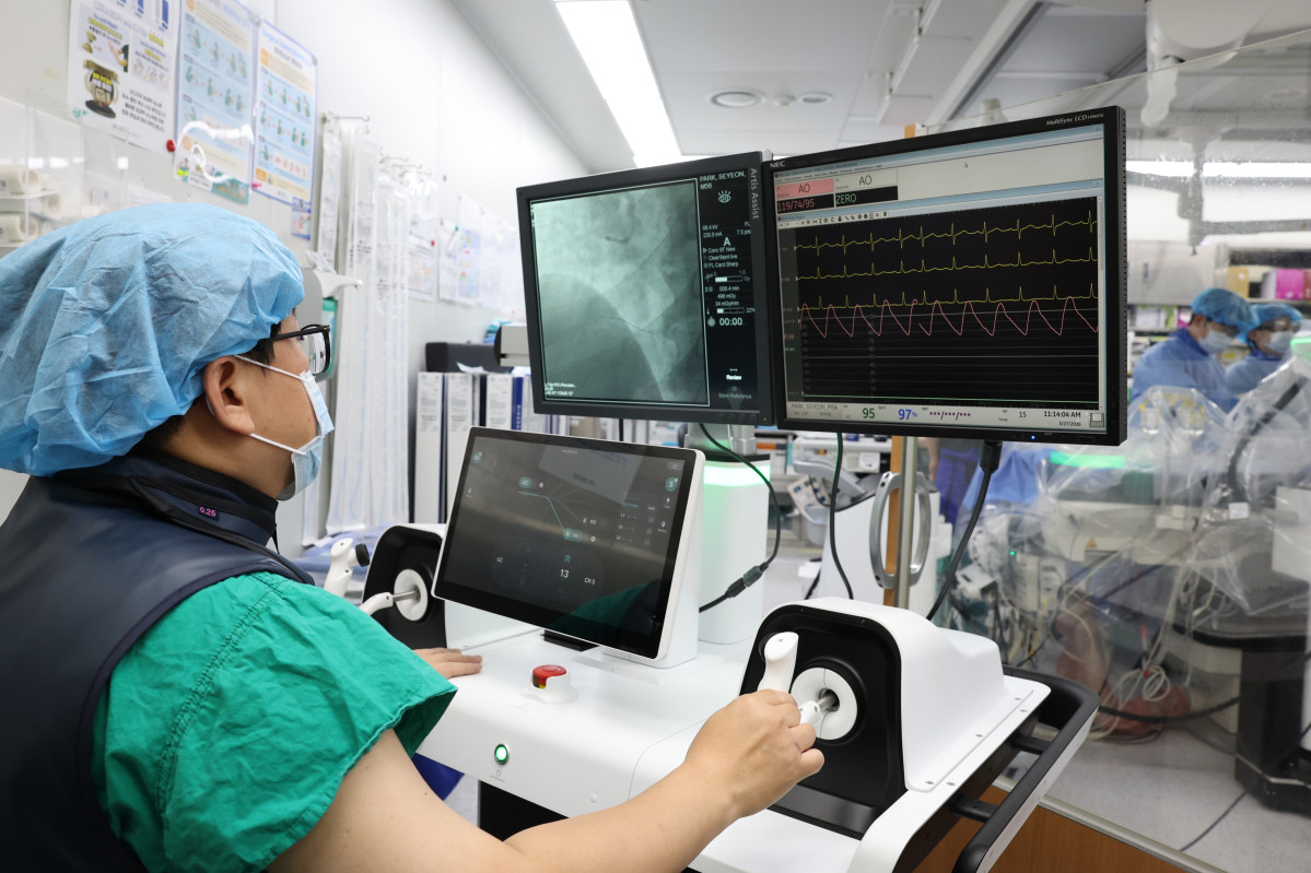 ▲안정민 서울아산병원 심장내과 교수가 3월 27일 심혈관조영실에서 경피적 관상동맥중재술 보조로봇 ‘에이비아(AVIAR)’를 이용해 시술을 하고 있다. (사진제공=서울아산병원)