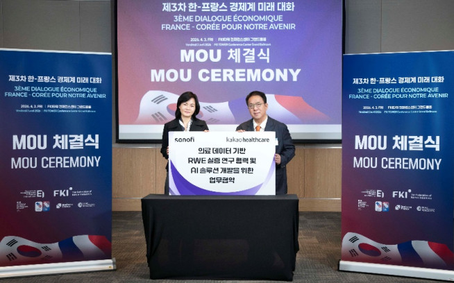 ▲배경은(왼쪽) 사노피 한국법인 대표와 황희 카카오헬스케어 대표가 3일 서울 여의도 KFI타워 컨퍼런스센터에서 열린 ‘제3차 한국-프랑스 경제계 미래 대화’에서 ‘의료 데이터 기반 RWE 실증 연구 협력 및 AI 솔루션 개발을 위한 양해각서(MOU)를 체결했다. (사진제공=사노피)
