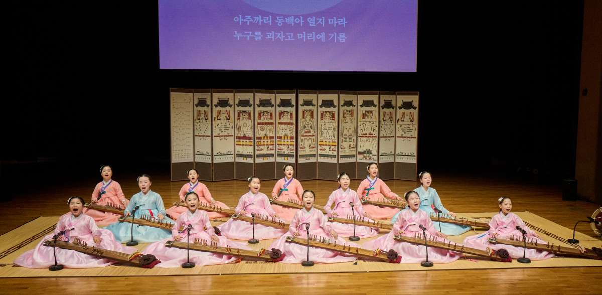 ▲5일 서울 남산국악당 크라운해태홀에 열린 제300회 영재한음회 특별 공연에서 하늘빛가야금병창단이 강원도아리랑을 공연하고있다. (사진제공=크라운해태제과)