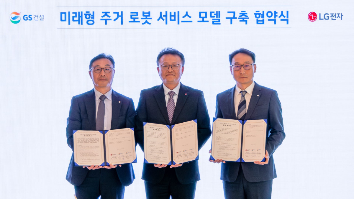 ▲GS건설과 LG전자가 업무협약을 맺고 GS건설 이상의 도시정비사업실장(사진 왼쪽), 이용구 주택설계부문장 (사진 오른쪽), LG전자 이재욱 HS로보틱스연구소장(사진 가운데)이 기념사진을 촬영하고 있다. (GS건설 제공)