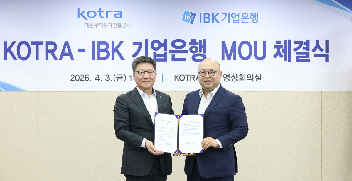 ▲권오삼 IBK기업은행 기업고객그룹장(왼쪽)과 강상엽 코트라 부사장 겸 중소중견기업본부장(오른쪽)이 협약식을 마치고 기념촬영을 하고 있다. (기업은행)