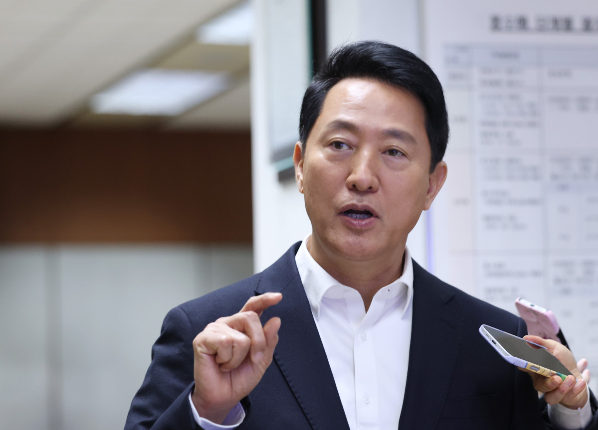 ▲오세훈 서울시장이 6일 서울 성동구 서울교통공사 제2관제센터를 찾아 무선통신기반 열차제어시스템(CBTC) 도입 준비 현황을 점검하며 관계자들에게 질문을 하고 있다. (연합뉴스)