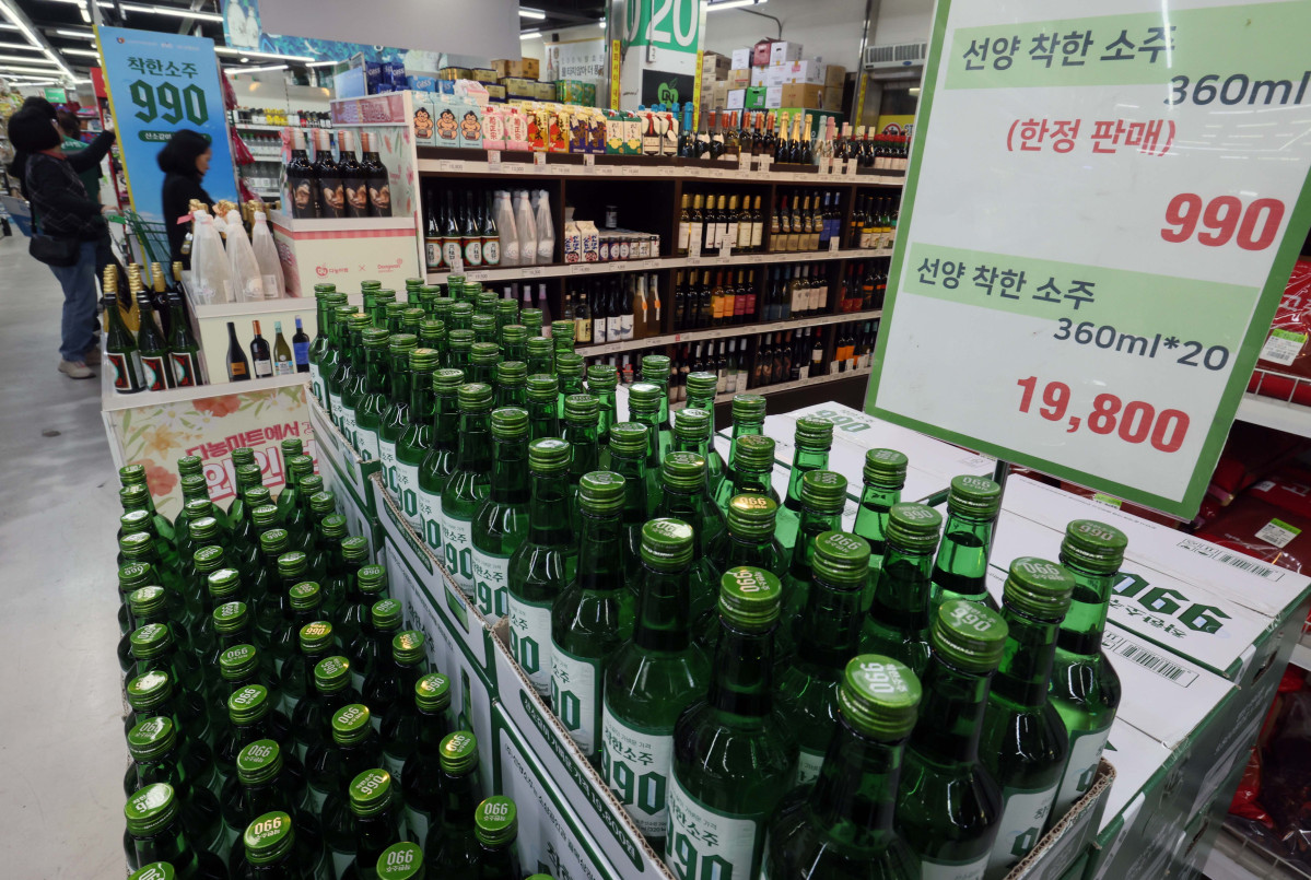 ▲6일 서울 송파구 가락몰 다농마트에 선양소주의 ‘착한소주 990’이 진열돼 있다. 360mL용량에 알코올 도수16도인 ‘착한소주 990’은 조웅래 선양소주 회장이 직접 광고 모델로 참여, 마케팅 비용을 줄이고 이를 가격인하에 반영해 출시된 동네슈퍼 전용 상품이다. 소비자 가격은 병당 990원, 한 박스(20병) 기준 1만9800원이다. 신태현 기자 holjjak@