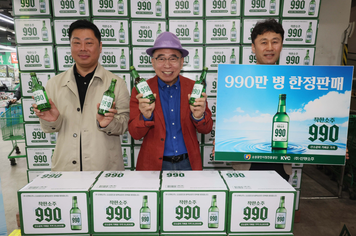 ▲조웅래 선양소주 회장이 6일 서울 송파구 가락몰 다농마트에서 열린 ‘착한소주 990’ 출시행사에서 소주를 홍보하고 있다. 360mL용량에 알코올 도수16도인 ‘착한소주 990’은 조 회장이 직접 광고 모델로 참여, 마케팅 비용을 줄이고 이를 가격인하에 반영해 출시된 동네슈퍼 전용 상품이다. 소비자 가격은 병당 990원, 한 박스(20병) 기준 1만9800원이다. 신태현 기자 holjjak@