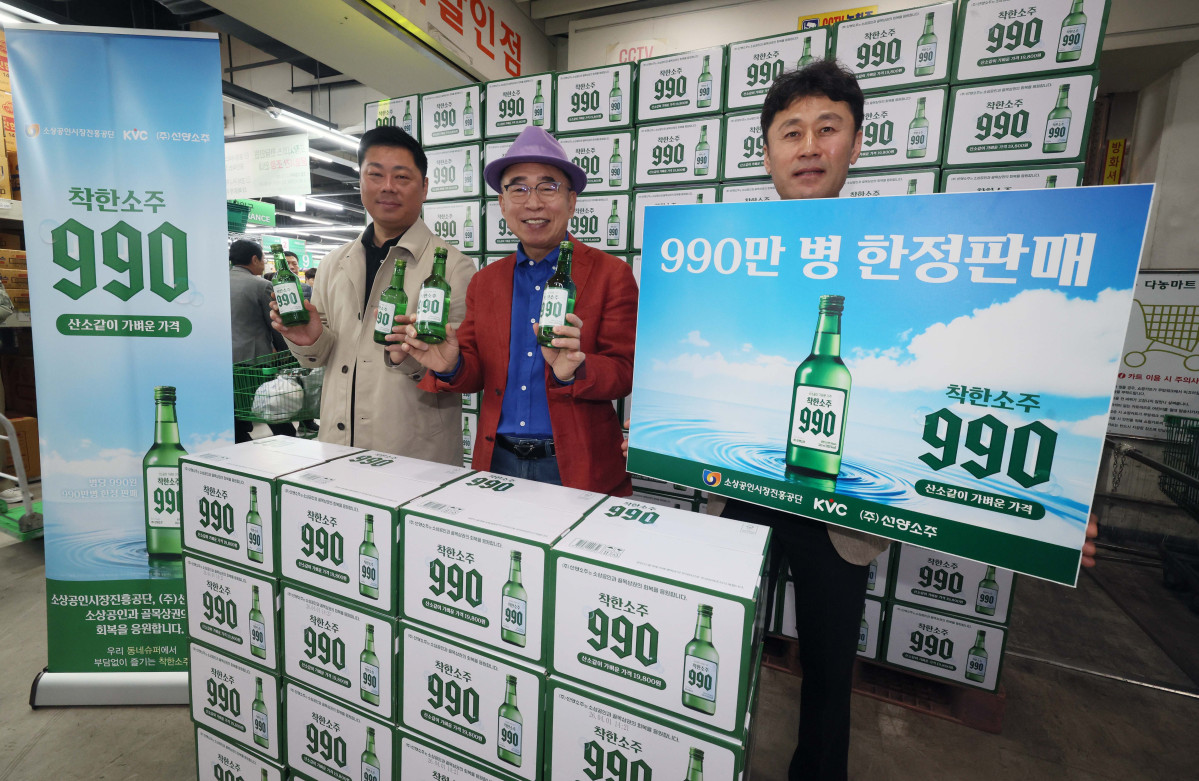 ▲조웅래 선양소주 회장이 6일 서울 송파구 가락몰 다농마트에서 열린 ‘착한소주 990’ 출시행사에서 소주를 홍보하고 있다. 360mL용량에 알코올 도수16도인 ‘착한소주 990’은 조 회장이 직접 광고 모델로 참여, 마케팅 비용을 줄이고 이를 가격인하에 반영해 출시된 동네슈퍼 전용 상품이다. 소비자 가격은 병당 990원, 한 박스(20병) 기준 1만9800원이다. 신태현 기자 holjjak@