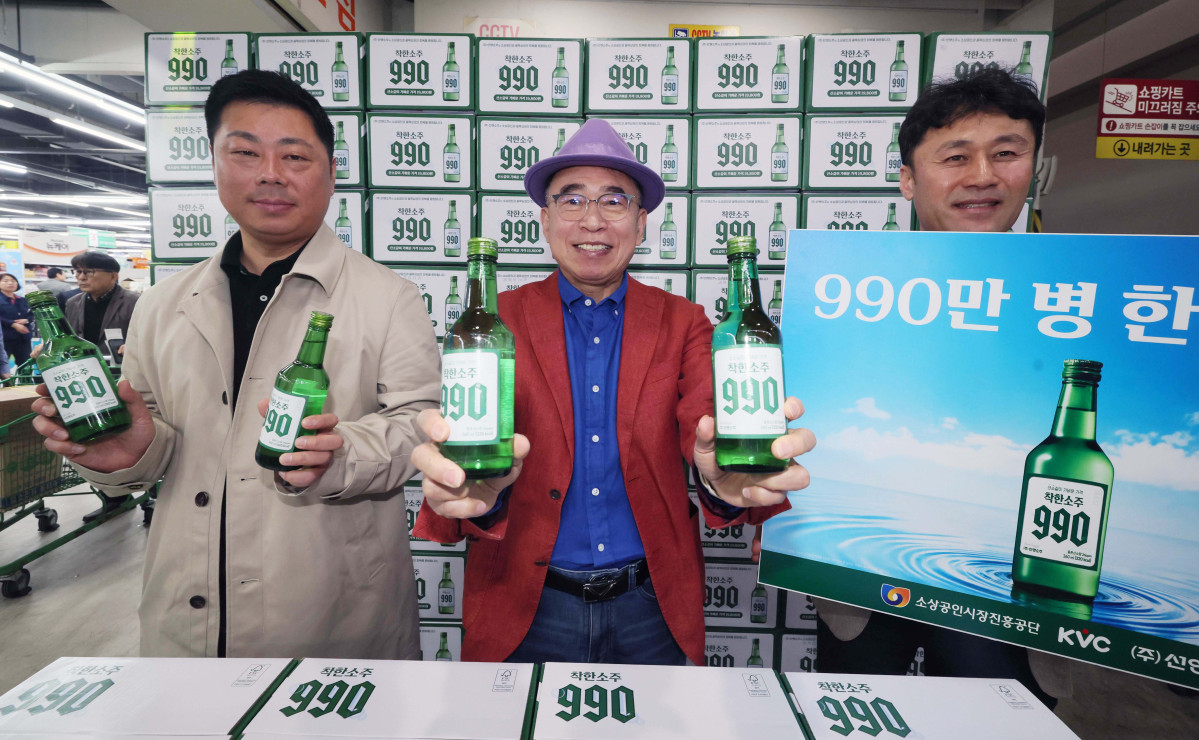 ▲조웅래 선양소주 회장이 6일 서울 송파구 가락몰 다농마트에서 열린 ‘착한소주 990’ 출시행사에서 소주를 홍보하고 있다. 360mL용량에 알코올 도수16도인 ‘착한소주 990’은 조 회장이 직접 광고 모델로 참여, 마케팅 비용을 줄이고 이를 가격인하에 반영해 출시된 동네슈퍼 전용 상품이다. 소비자 가격은 병당 990원, 한 박스(20병) 기준 1만9800원이다. 신태현 기자 holjjak@