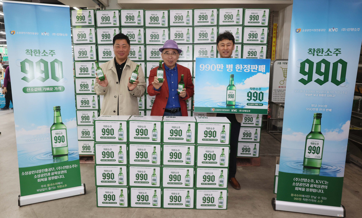 ▲조웅래 선양소주 회장이 6일 서울 송파구 가락몰 다농마트에서 열린 ‘착한소주 990’ 출시행사에서 소주를 홍보하고 있다. 360mL용량에 알코올 도수16도인 ‘착한소주 990’은 조 회장이 직접 광고 모델로 참여, 마케팅 비용을 줄이고 이를 가격인하에 반영해 출시된 동네슈퍼 전용 상품이다. 소비자 가격은 병당 990원, 한 박스(20병) 기준 1만9800원이다. 신태현 기자 holjjak@