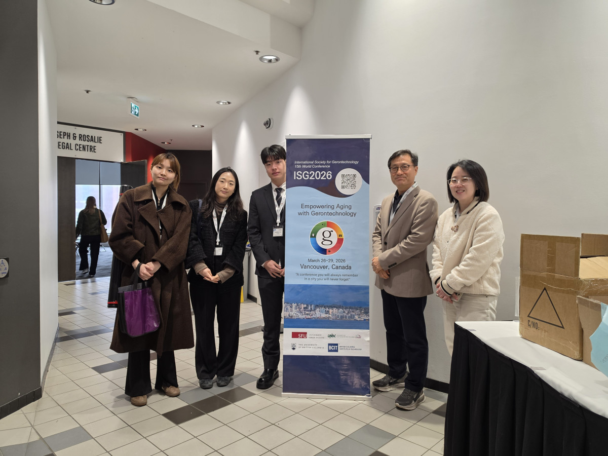 ▲국제제론테크놀로지학회(ISG 2026) 현장에서 국제제론테크놀로지학회 한국지부 관계자들이 기념촬영을 하고 있다.(실버산업전문가포럼)