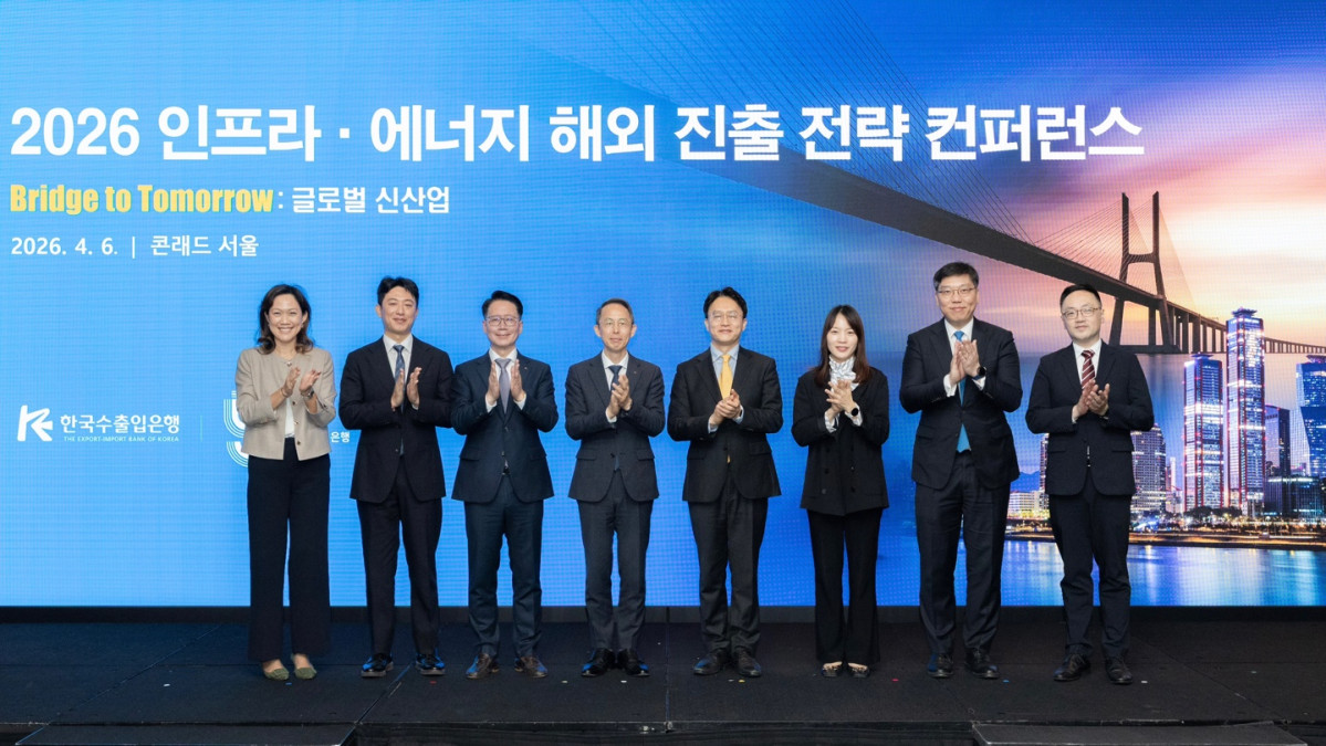 ▲황기연 한국수출입은행장(왼쪽에서 네 번째)과 문지성 재경경제부 국제경제관리관(다섯 번째)을 비롯한 참석자들이 6일 서울 여의도 콘래드호텔에서 열린 '2026 인프라·에너지 해외 진출 전략 콘퍼런스'에서 기념 촬영 중이다. (사진제공=수출입은행)