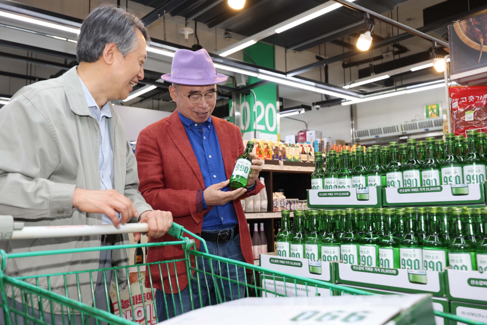 ▲6일 오전 서울 송파구 가락농수산물도매시장 다농마트에 선양소주 '착한소주 990'이 진열되어 있다. 선양소주는 소상공인시장진흥공단과 한국수퍼체인유통사업협동조합(KVC)와 협력해 전국 시장에 990만 병을 공급해 소비자 가격 990원에 판매한다. 김예연 인턴기자 kimye@ (이투데이DB)