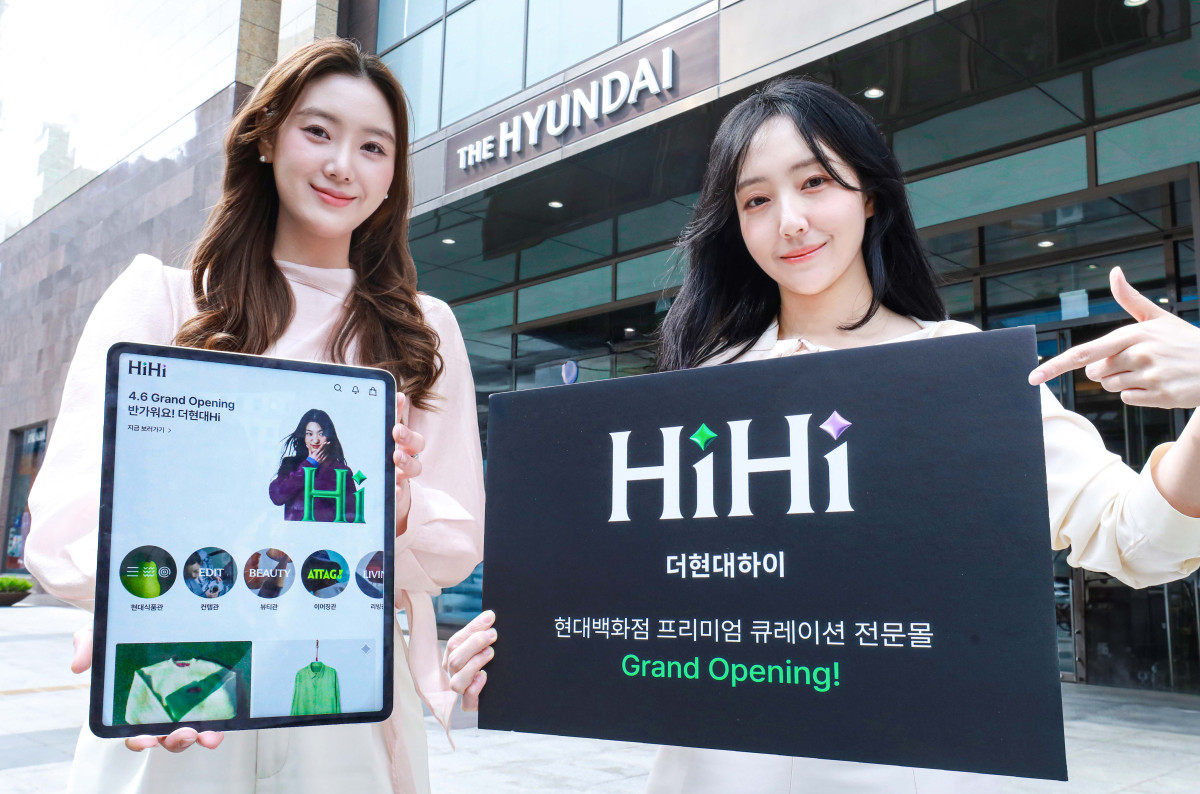 ▲서울 강남구에 위치한 현대백화점 무역센터점에서 직원들이 신개념 프리미엄 큐레이션 전문몰 ‘더현대 하이(Hi)’를 소개하고 있다. (사진제공=현대백화점)