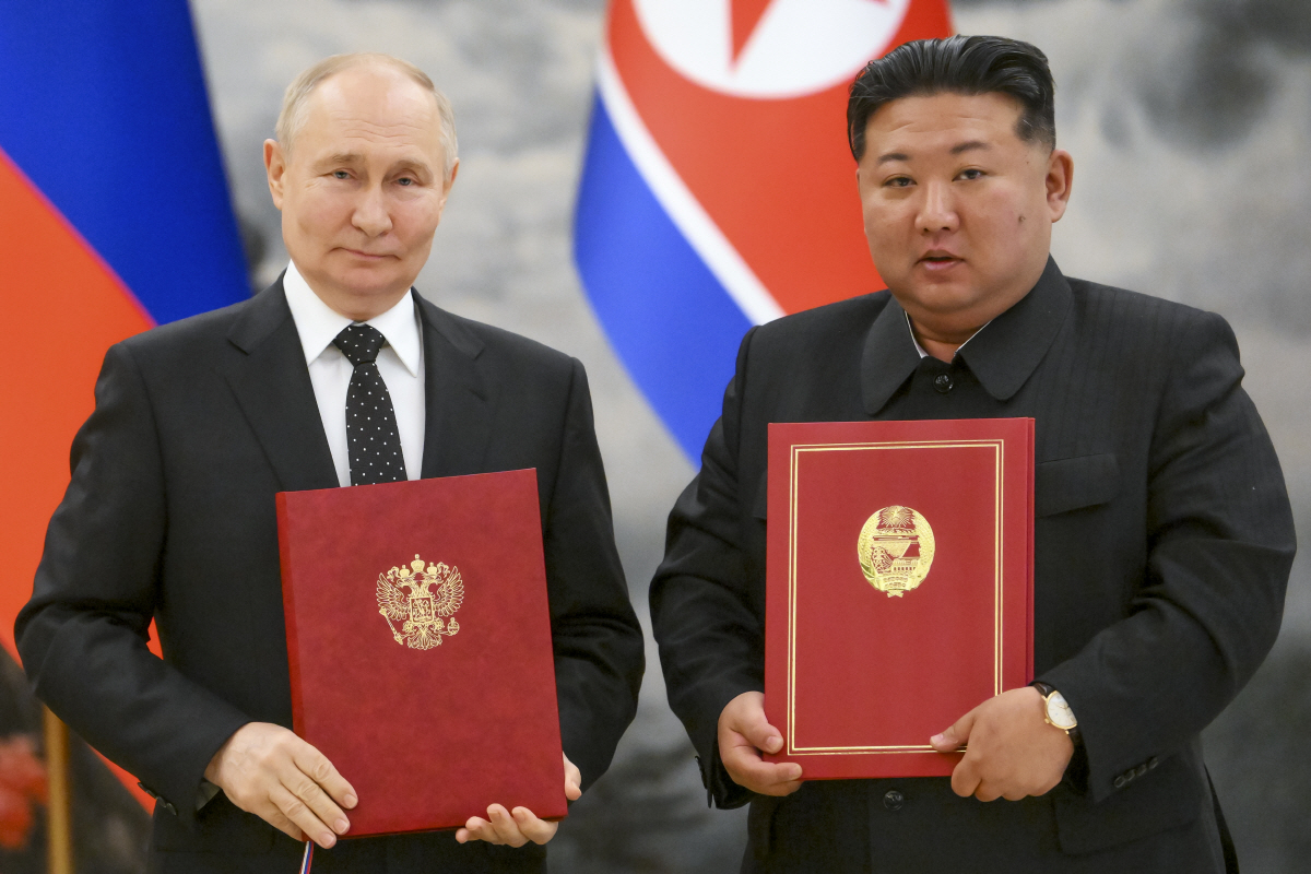 ▲블라디미르 푸틴 러시아 대통령과 김정은 북한 국무위원장이 2024년 6월 19일 북러 포괄적 전략적 동반자 관계 조약에 서명한 뒤 기념 촬영하고 있다. (평양/AP뉴시스)