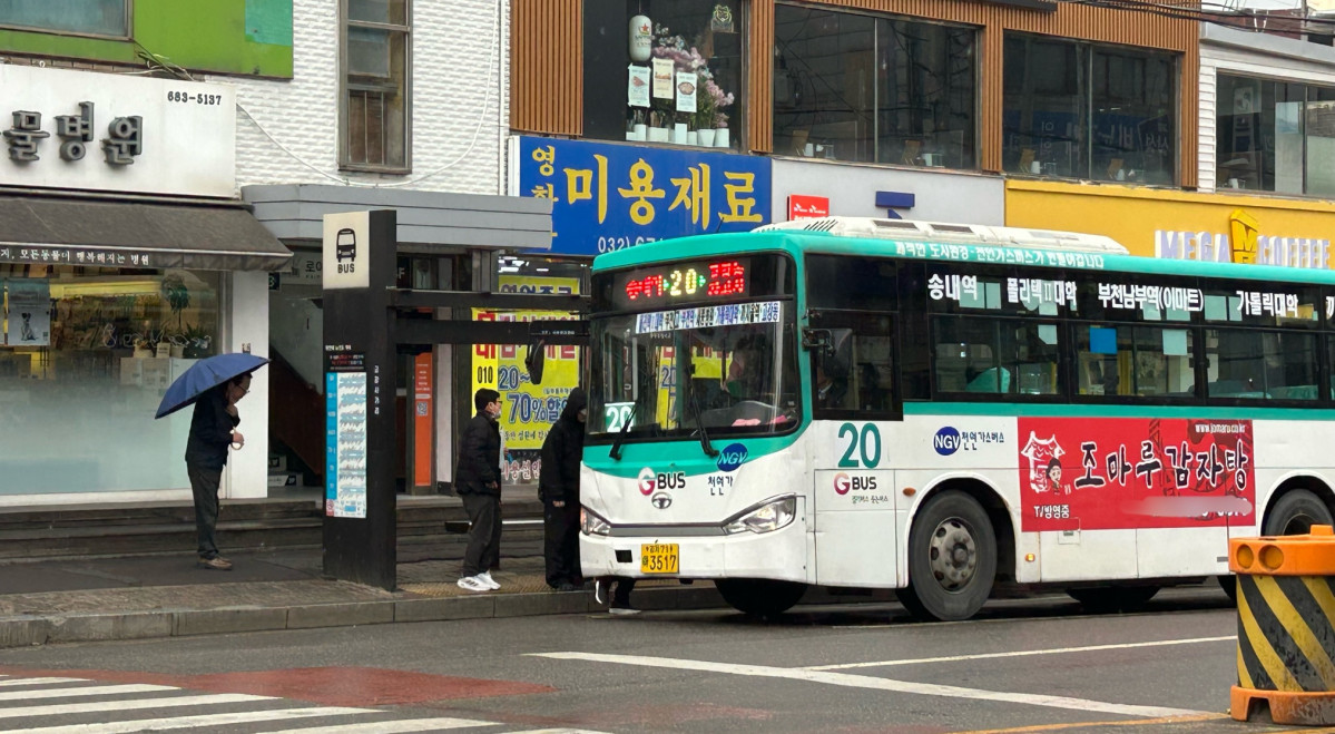 ▲부천시 오정구 고강본동 인근 버스정류장에서 승객들이 버스를 타고 있다. (천상우 1000tkddn@)