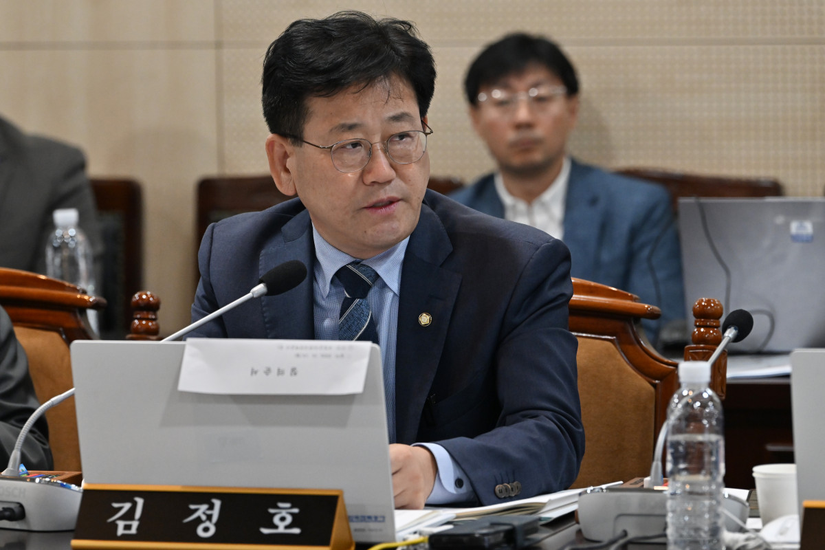 ▲6일 국회 기후에너지환경노동위원장에 새로 선출된 김정호 더불어민주당 의원의 모습 (사진=뉴시스)