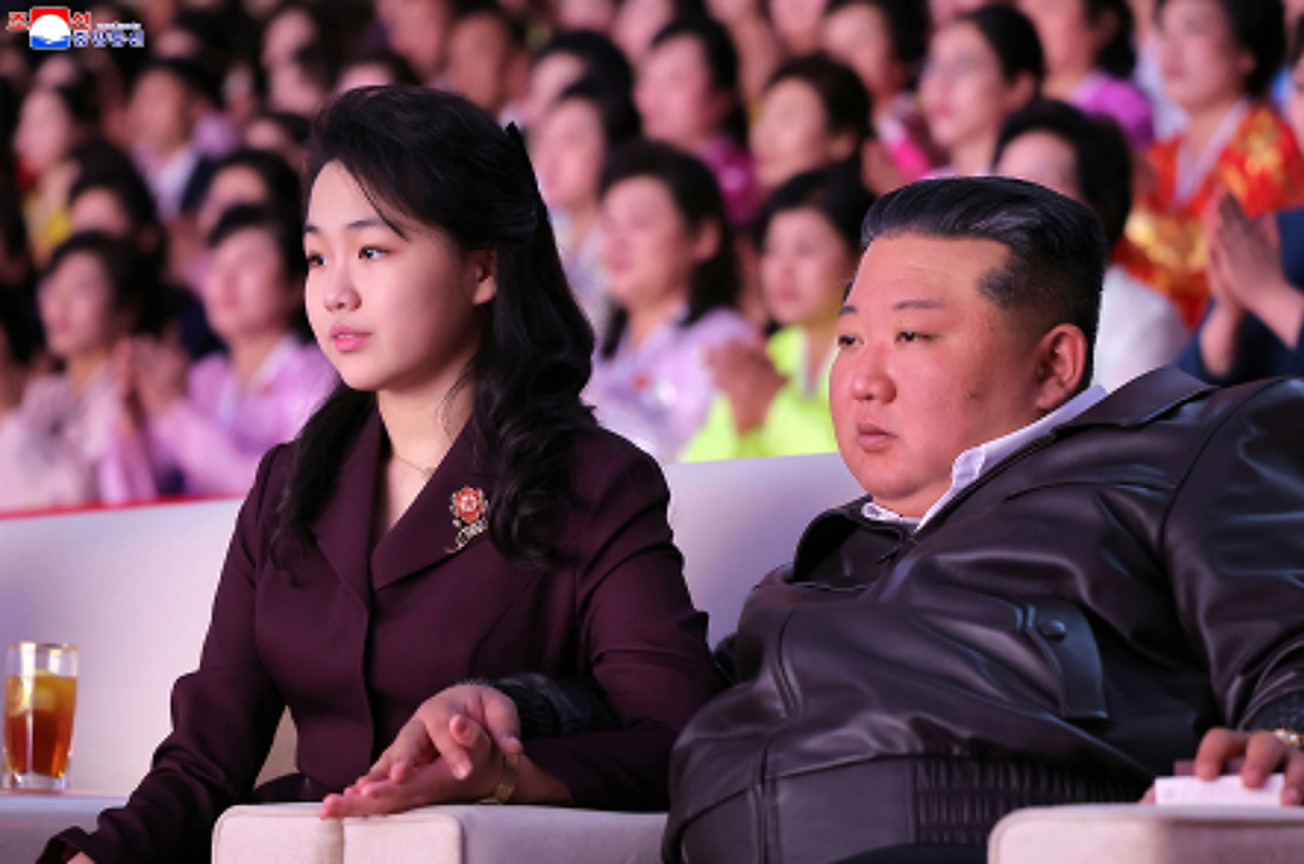 ▲김정은 북한 국무위원장이 지난달 8일 딸 김주애와 공연을 보고 있다. (평양/EPA연합뉴스)