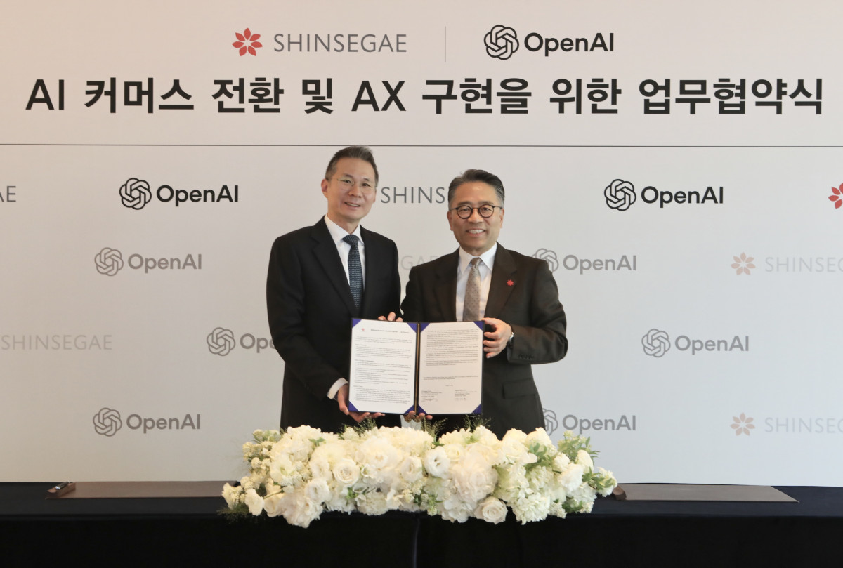 ▲6일 웨스틴 조선 서울에서 진행된 신세계그룹과 오픈AI의 ‘AI 커머스 사업협력’ 업무협약식에서 임영록(오른쪽부터) 신세계그룹 경영전략실장(사장), 김경훈 오픈AI 코리아 총괄대표가 기념촬영을 하고 있다. (사진제공=신세계그룹)