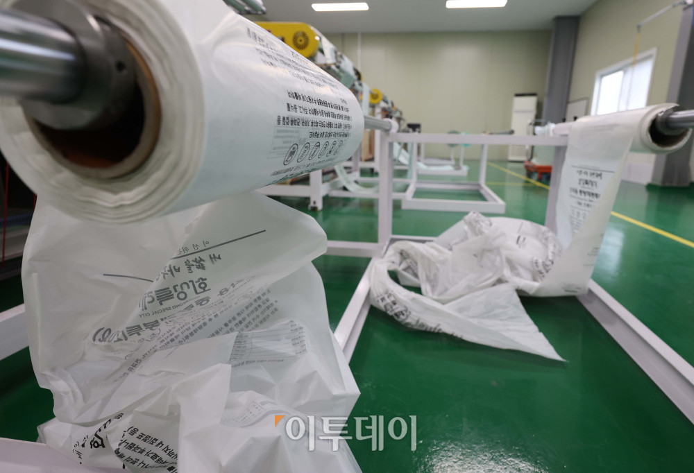 ▲6일 경기 화성시의 한 종량제봉투 생산업체에서 종량제봉투 제작에 필요한 폴리에틸린(PE)의 공급에 차질이 생기자 제작 라인 가동이 중단되어 있다. 김예연 인턴기자 kimye@