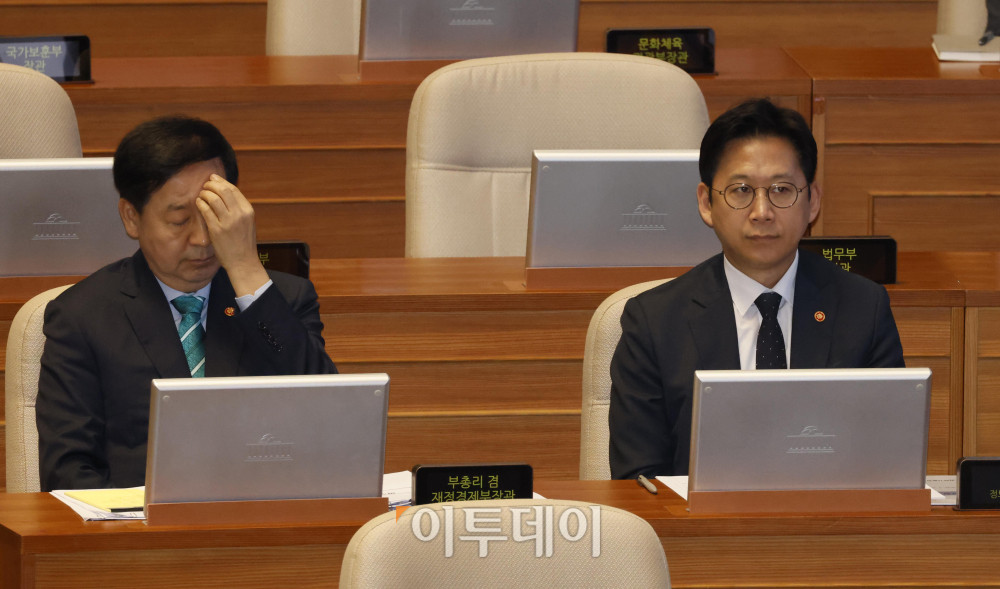 ▲구윤철(왼쪽) 부총리 겸 재정경제부 장관과 배경훈 부총리 겸 과학기술정보통신부 장관이 6일 서울 여의도 국회에서 열린 경제분야 대정부 질문에 참석하고 있다. 고이란 기자 photoeran@