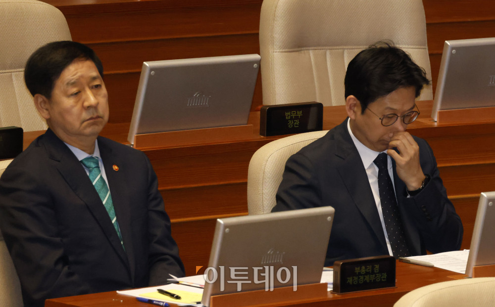 ▲구윤철(왼쪽) 부총리 겸 재정경제부 장관과 배경훈 부총리 겸 과학기술정보통신부 장관이 6일 서울 여의도 국회에서 열린 경제분야 대정부 질문에 참석하고 있다. 고이란 기자 photoeran@