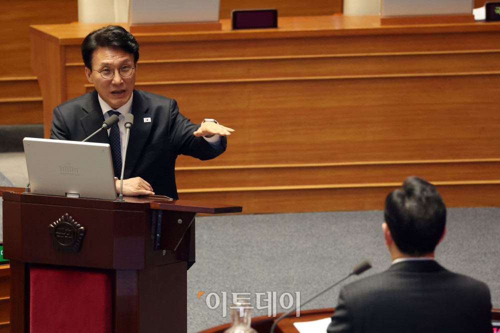 ▲김민석 국무총리가 6일 서울 여의도 국회에서 열린 경제분야 대정부 질문에서 의원 질의에 답하고 있다. 고이란 기자 photoeran@