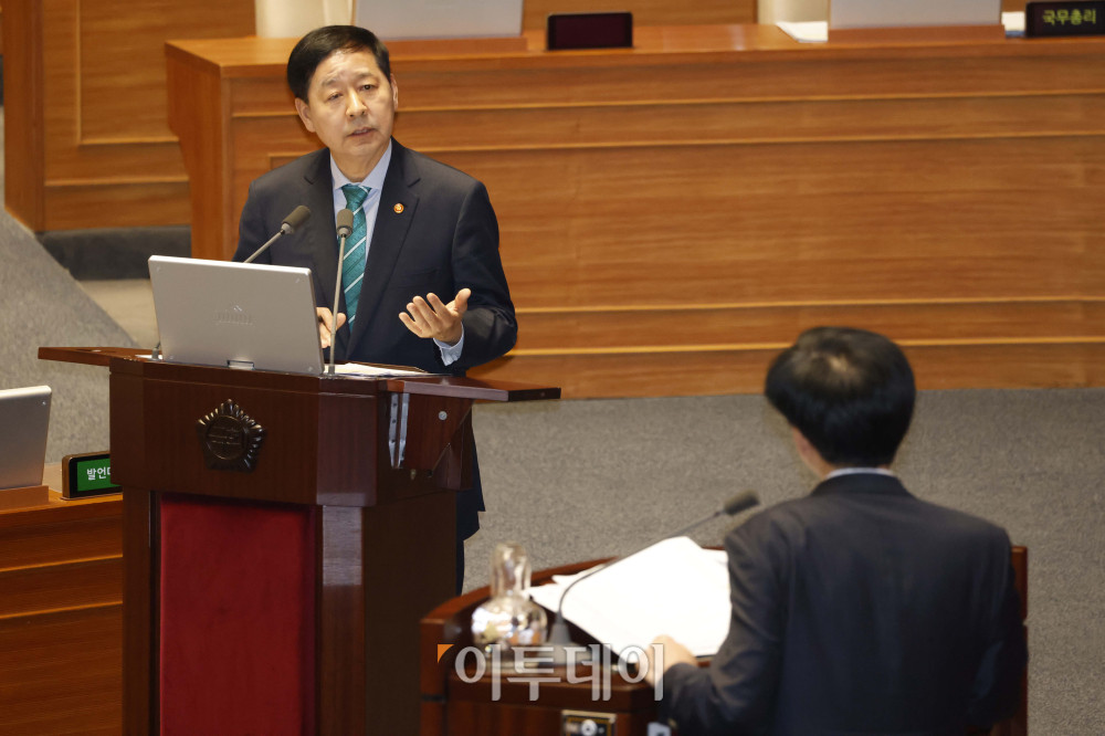 ▲구윤철 부총리 겸 재정경제부 장관이 6일 서울 여의도 국회에서 열린 경제분야 대정부 질문에서 의원 질의에 답하고 있다. 고이란 기자 photoeran@