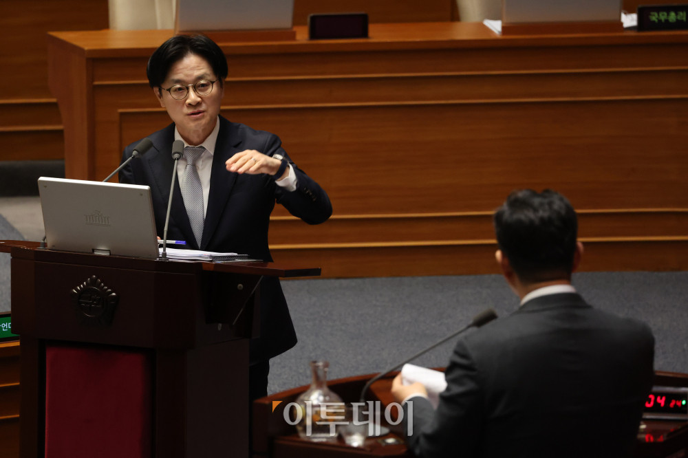 ▲김정관 산업통상부 장관이 6일 서울 여의도 국회에서 열린 경제분야 대정부 질문에서 의원 질의에 답하고 있다. 고이란 기자 photoeran@