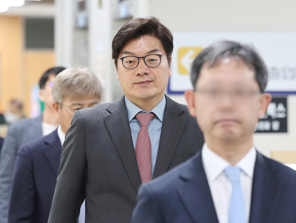 ▲정종철 쿠팡풀필먼트서비스(CFS) 대표이사가 6일 서울 서초구 서울중앙지방법원에서 열린 근로자퇴직급여보장법(퇴직금법) 위반 혐의 1심 첫 공판에 출석하고 있다. (연합뉴스)