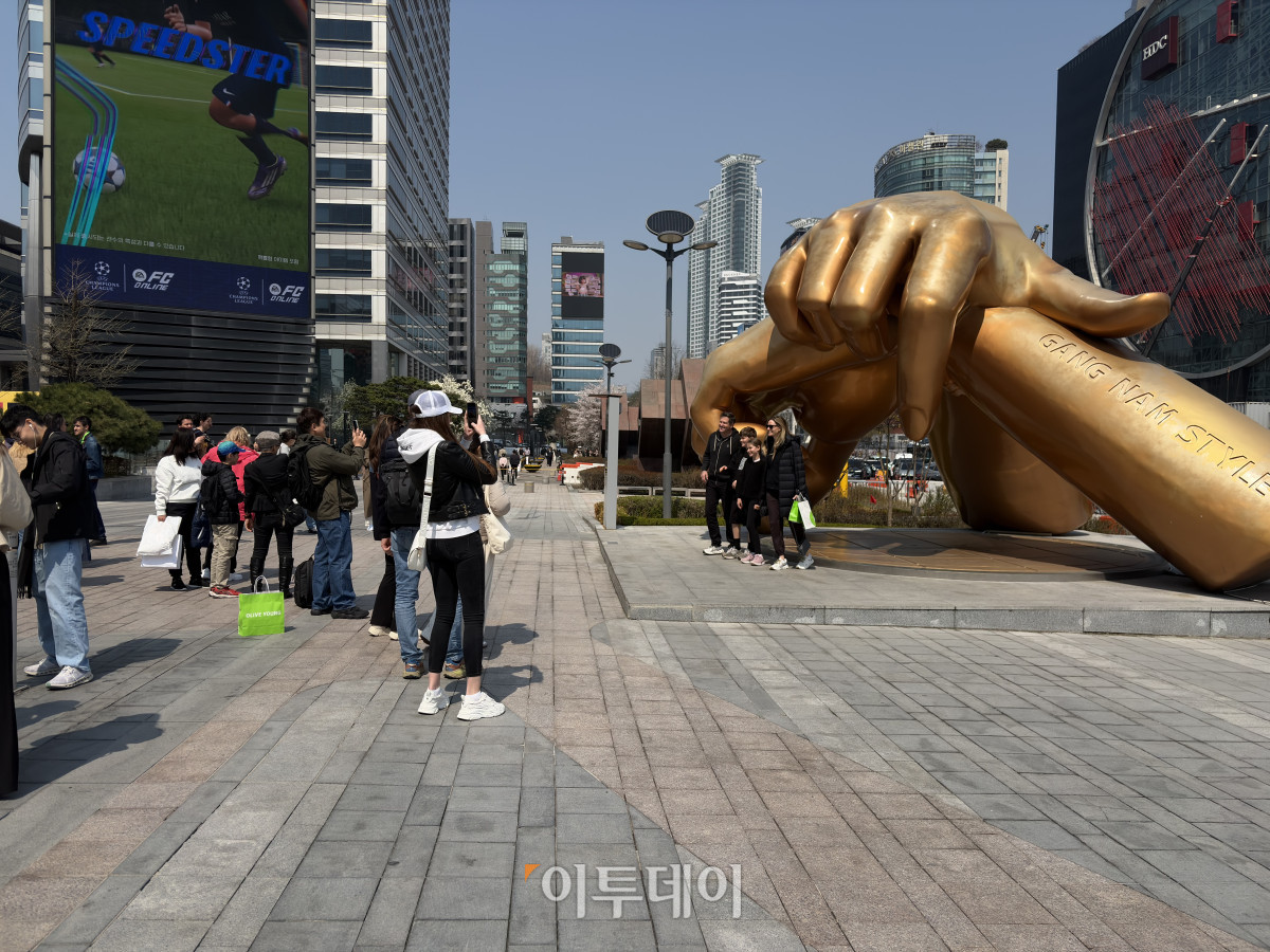 ▲서울 강남구 코엑스 강남스타일 손동작 동상. (황민주 기자 minchu@)