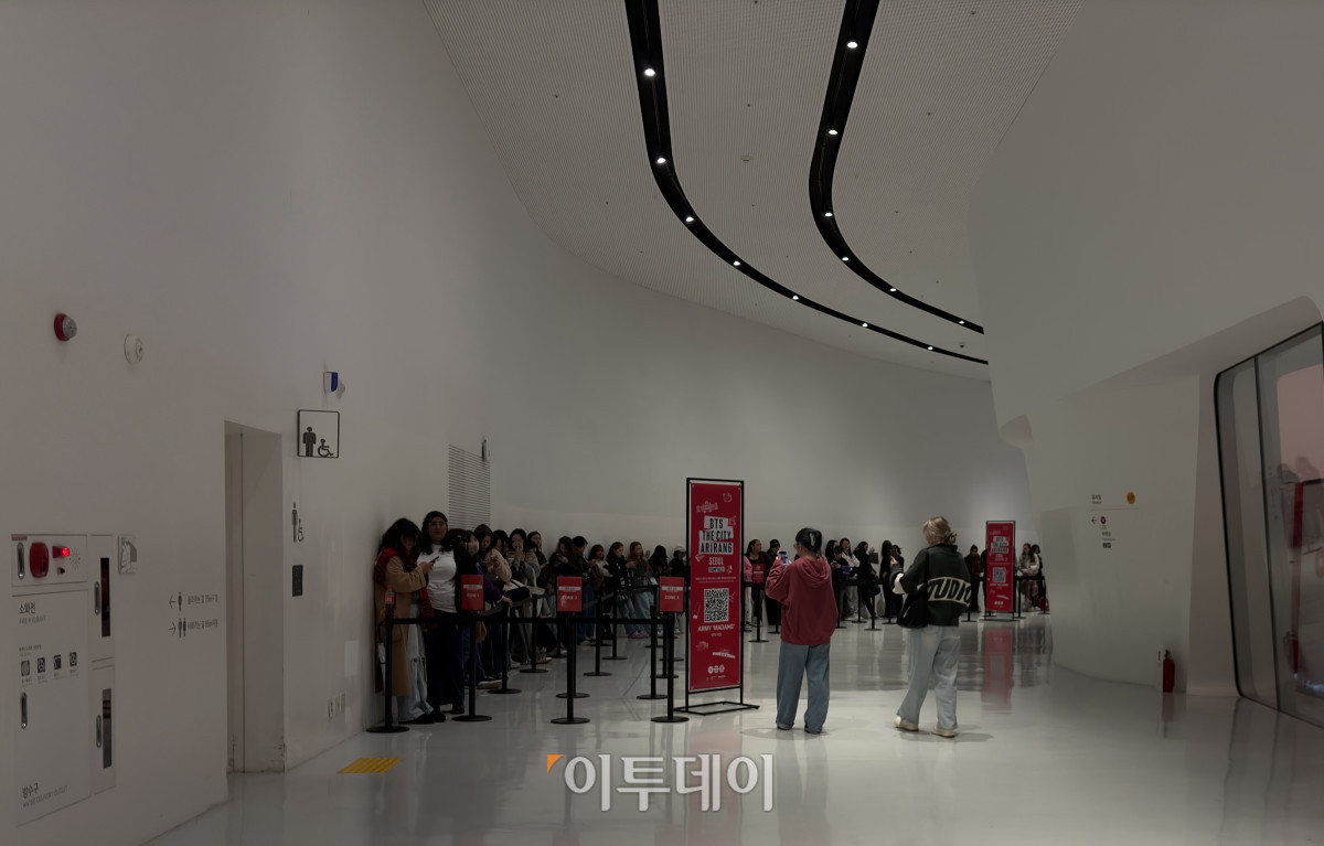 ▲서울 동대문구 DDP에서 진행되고 있는 BTS 전시장 앞 팬들이 줄을 선 모습. (황민주 기자 minchu@)