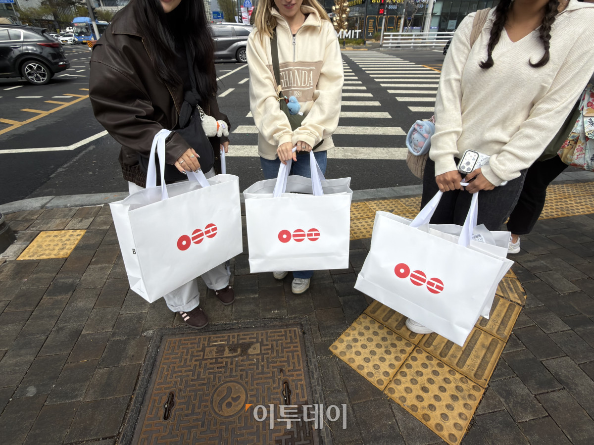 ▲서울 용산구 하이브 사옥 앞에서 만난 BTS의 팬들. (황민주 기자 minchu@)