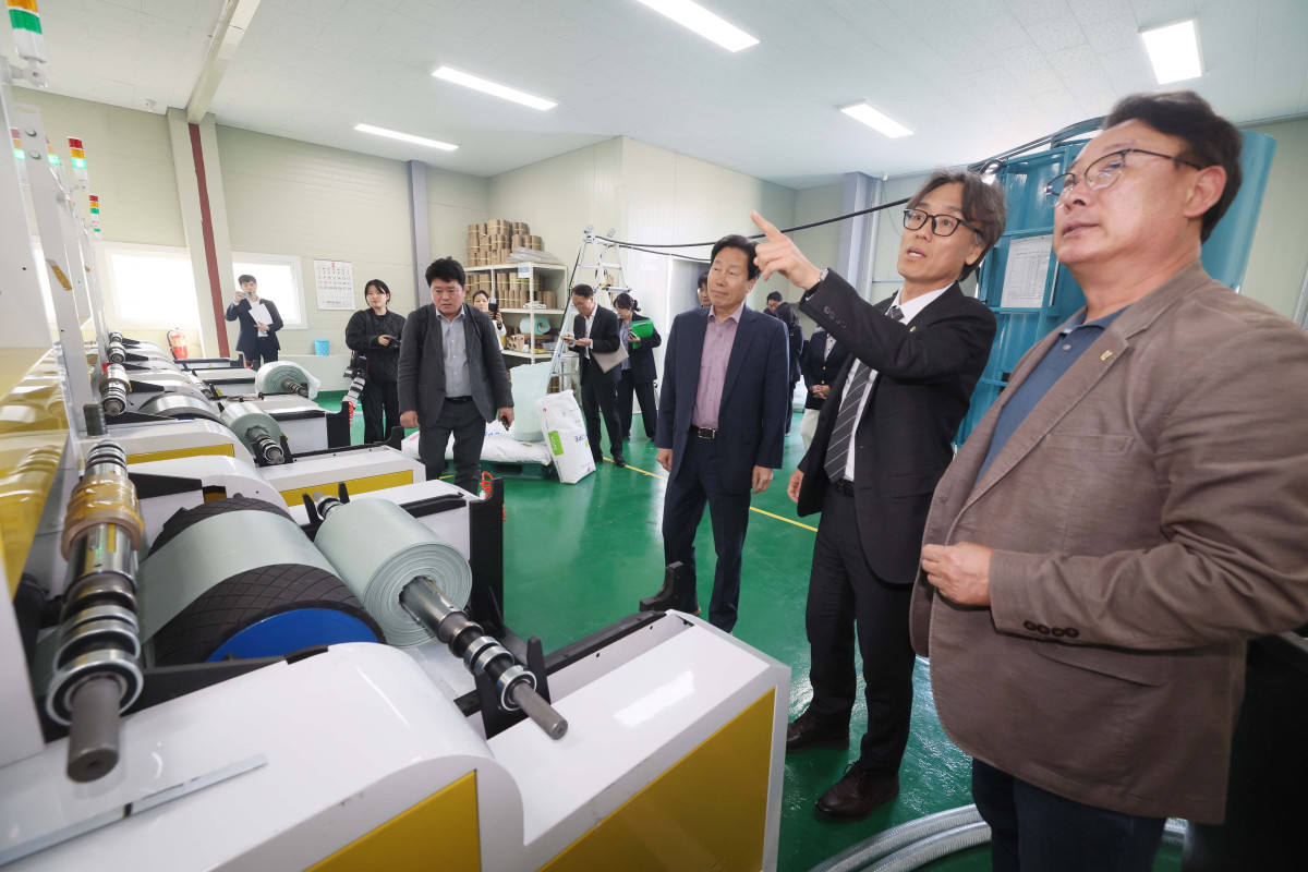 ▲금한승 기후에너지환경부 1차관이 6일 경기 화성시의 한 종량제봉투 제작업체를 찾아 재생원료 사용 종량제봉투 제작공정을 확인하고 있다.  신태현 기자 holjjak@