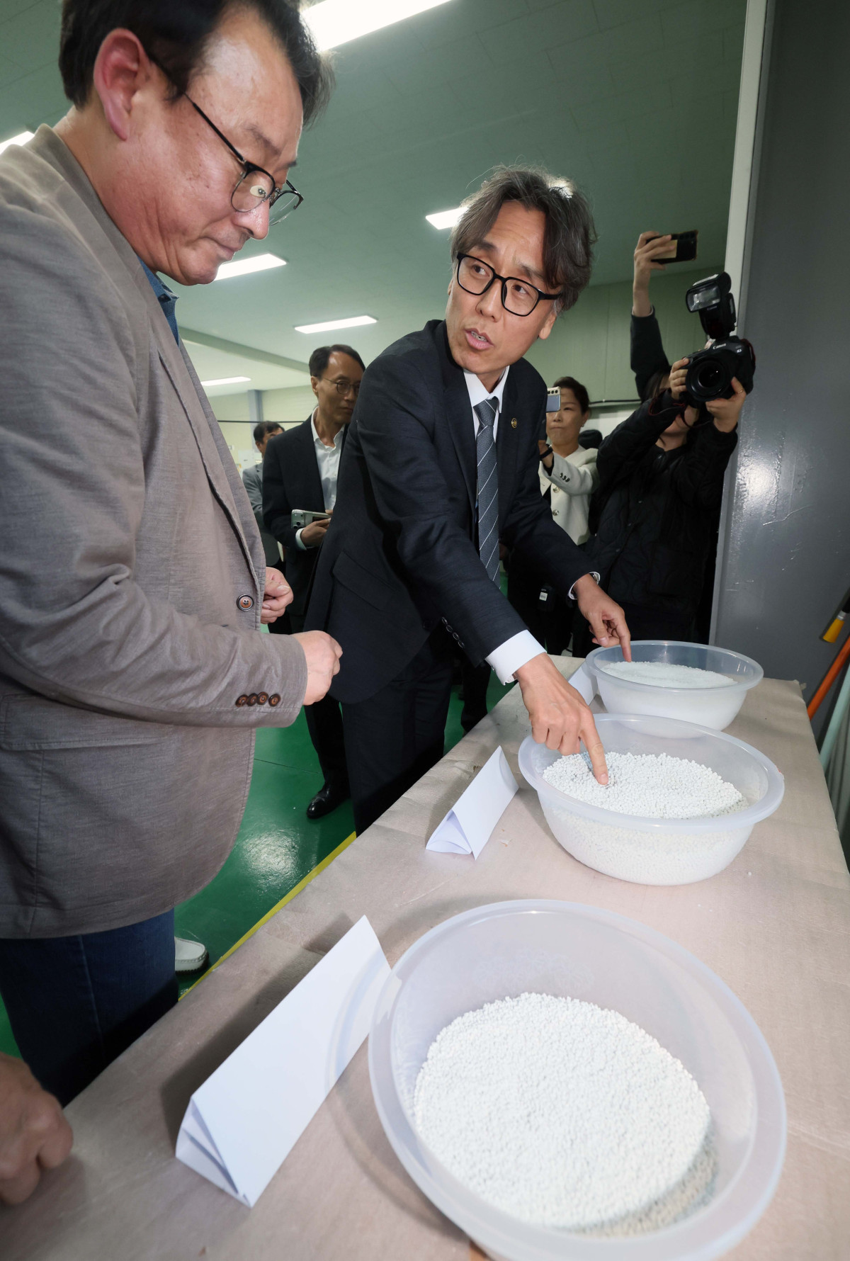 ▲금한승 기후에너지환경부 1차관이 6일 경기 화성시의 한 종량제봉투 제작업체를 찾아 재생원료 사용 종량제봉투 제작공정을 확인하고 있다.  신태현 기자 holjjak@