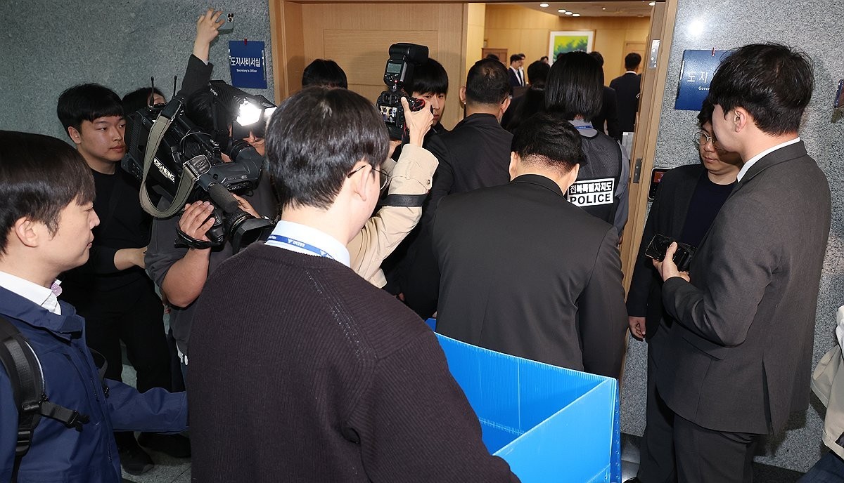 ▲전북경찰청 반부패경제범죄수사대 수사관들이 김관영 도지사의 '금품 살포 의혹'과 관련한 압수수색 영장을 집행하기 위해 전북도청 4층 도지사실로 진입하고 있다. (사진제공=연합뉴스)