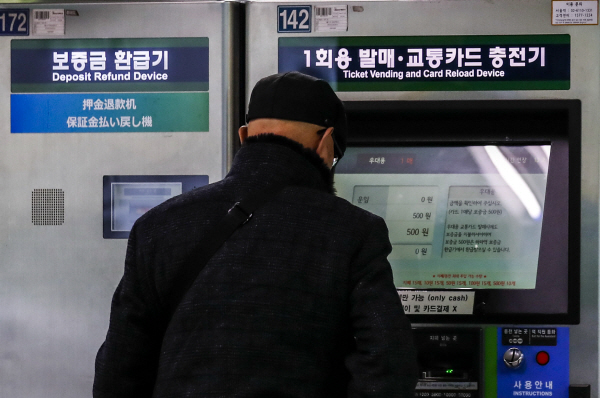 ▲서울시 무임승차 제도 개편 논의가 이어지는 가운데, 7일 서울의 한 지하철역에서 시민이 교통카드 충전기를 이용하고 있다. (뉴시스)