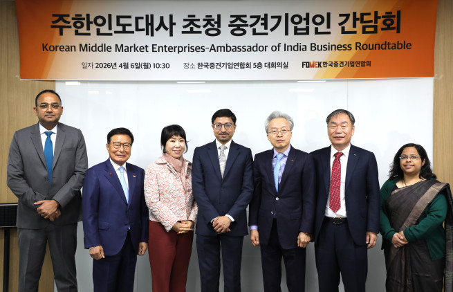 ▲6일 한국중견기업연합회 대회의실에서 열린 ‘주한인도대사 초청 중견기업인 간담회’에서 참석자들이 기념사진을 찍고 있다. (사진 왼쪽부터) 니시 칸트 싱 주한인도부대사, 구자관 삼구아이앤씨 책임대표사원, 김해련 태경그룹 회장, 고랑랄 다스 주한인도대사, 최진식 중견련 회장, 박일동 디섹 회장, 산자나 아리아 주한인도대사관 일등서기관​. (사진제공=중견기업연합회)